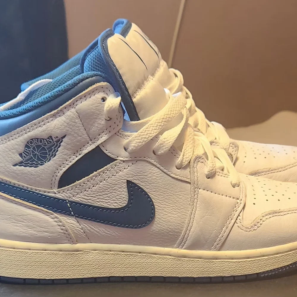 Nike Air Jordan 1 Mids Kids' White and Blue Sneakers Youth Size 5.5 - Picture 2 of 10